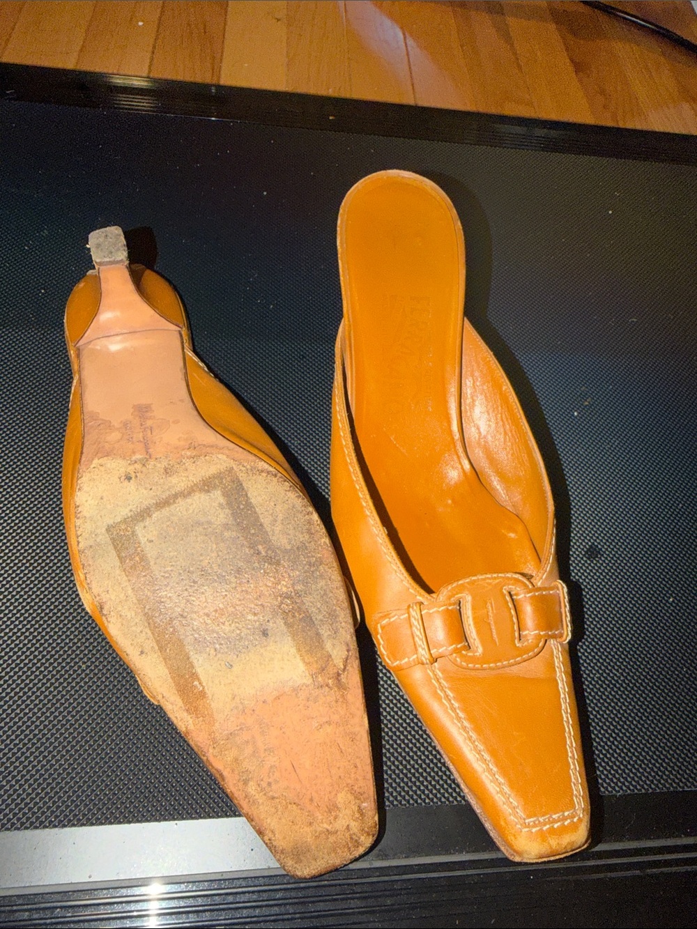 Authentic Vintage Salvatore Ferragamo Cognac Leather Slip-On kitten heels - Picture 5 of 12